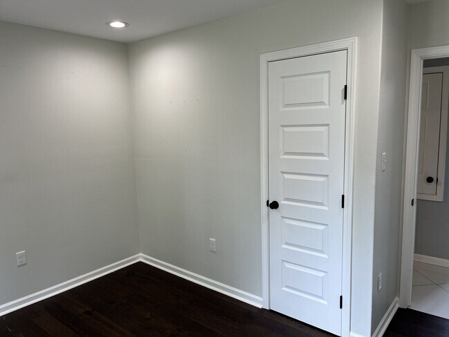 Building Photo - 606 E 23rd St