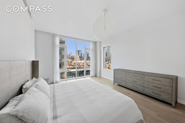 Building Photo - 505-513 W 43rd St