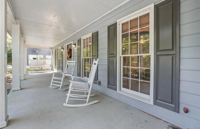 Building Photo - 1884 Dovonshire Rd S W