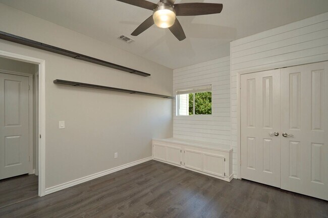 Building Photo - Mission Ridge beauty-4 bedroom 3 1/2 bath-...