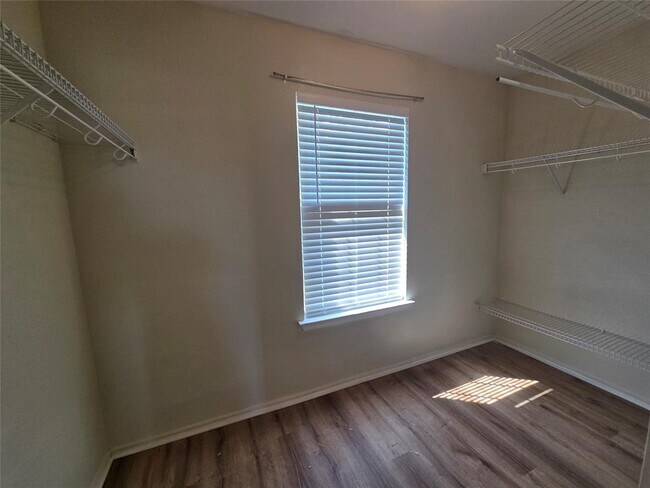 Building Photo - 333 Outfitter Dr