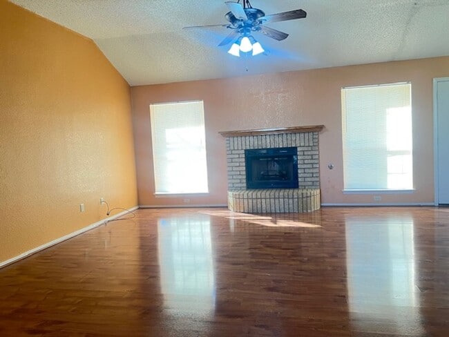 Building Photo - 2405 Creek Dr