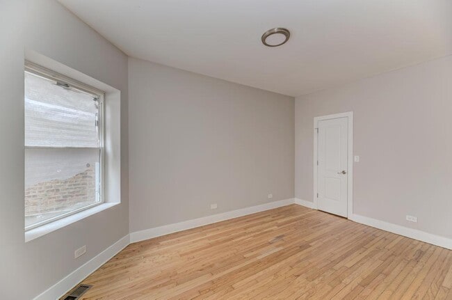 Building Photo - 7944 S Ellis Ave
