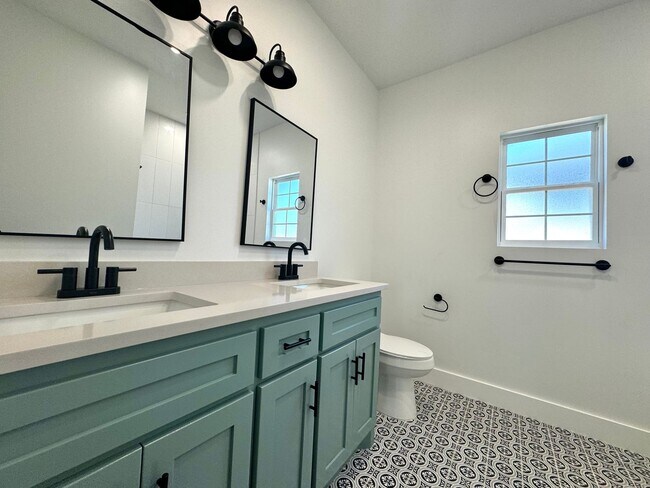 Building Photo - Stunning 2 bedroom 1 bathroom home In Kendall-Whittier district of Tulsa!