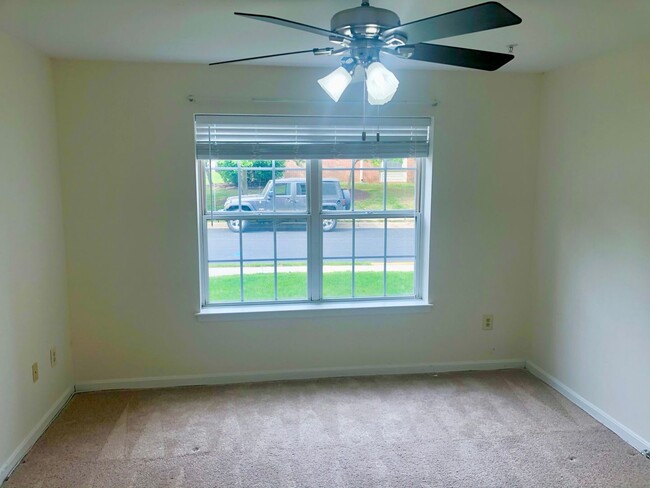 Building Photo - Updated 2 Bedroom Lower Level Condo in Gle...