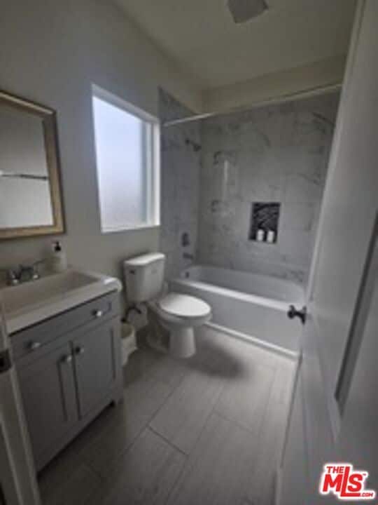 Building Photo - 868 N Edgemont St