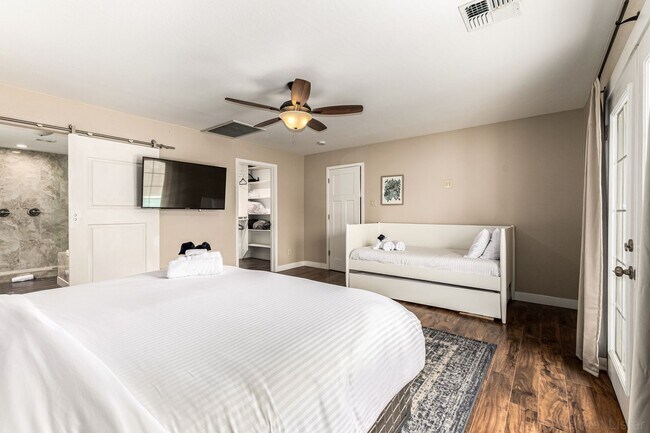 Building Photo - STUNNING 4 bed/2 bath Scottsdale Home- FURHISHED or UnFURNISHED