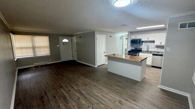 Building Photo - 1430 Golden Dr