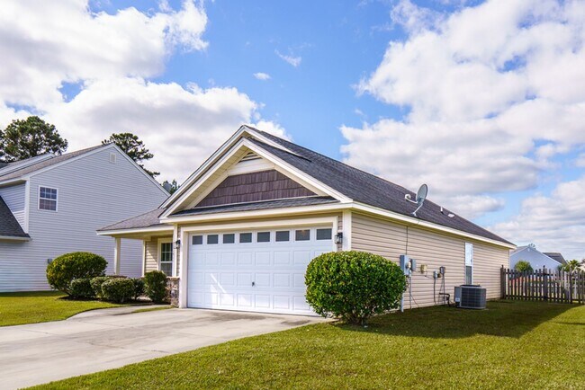 Building Photo - Three Bedroom Home in Hearthstone Lakes Community