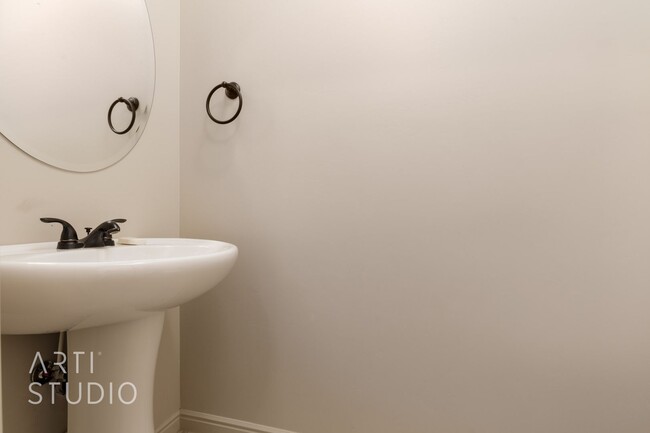 Building Photo - MOVE-IN SPECIAL $100 OFF FIRST MONTH'S REN...