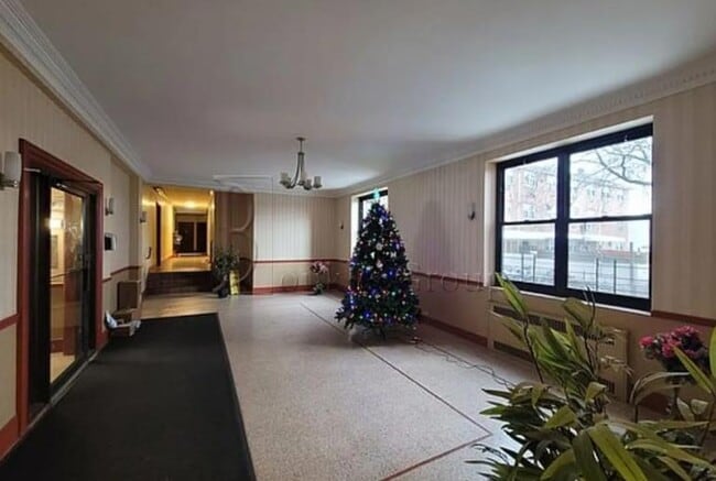 Building Photo - 1 bedroom in BAYSIDE NY 11361