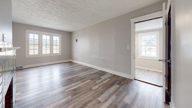 Building Photo - 2121 W 105th St