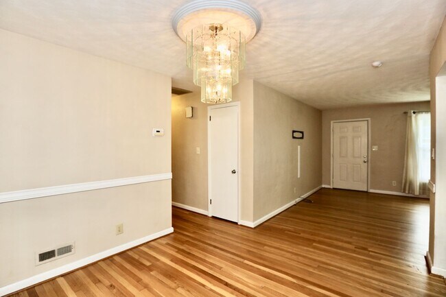 Building Photo - AVAILABLE EARLY MAY, Charming ranch home with front porch in Castle Heights!