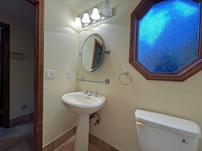 Building Photo - Gated Sound view home Des Moines area, 4 bed plus den 2.5 bath 3900 s/f, Available NOW!!!