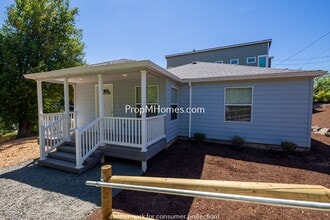 Building Photo - Updated Three Bedroom Home in Milwaukie Heights!