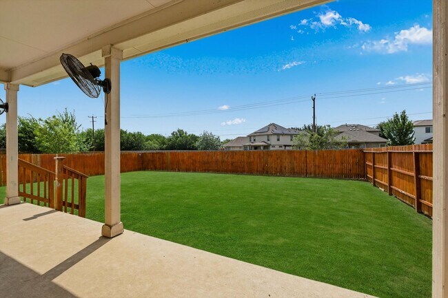 Building Photo - Spacious 6 Bedroom with Media Room!