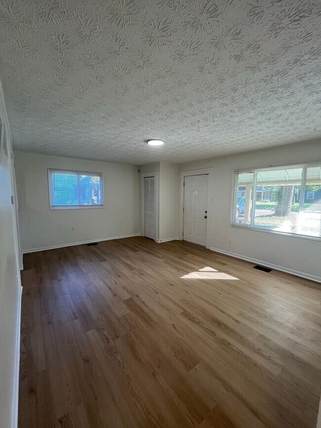 Building Photo - 3 Bedroom 1.5 Bathroom Home with Fenced in...