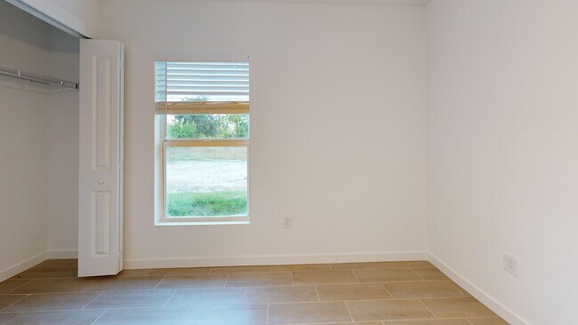 Building Photo - 2028 NE 6th Ave