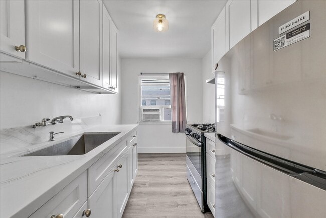 Building Photo - 122 Elm Ave