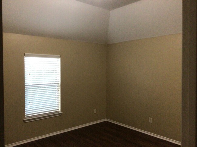 Building Photo - 2718 Lakecrest Way Dr