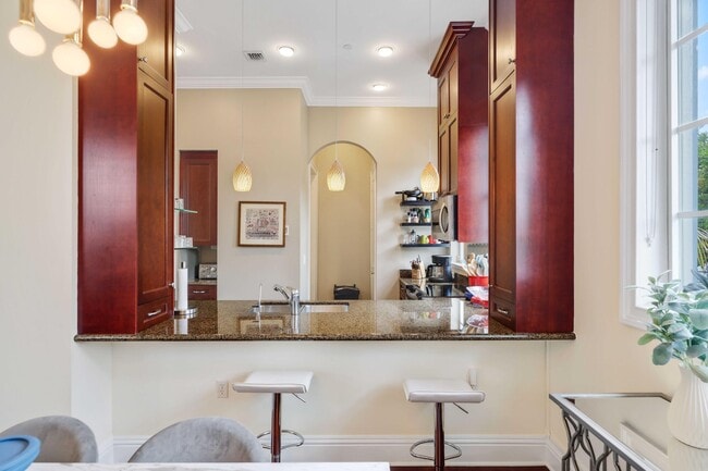 Building Photo - 285 SE 6th Ave