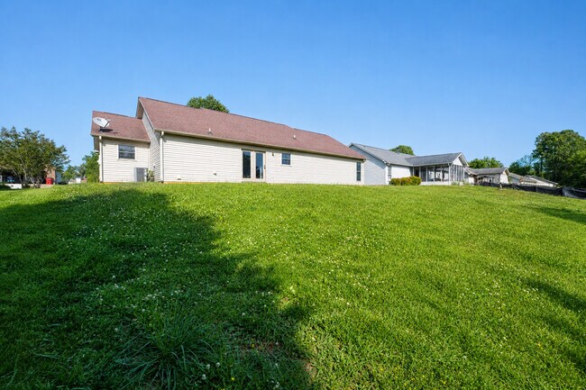 Building Photo - 317 Headrickview Dr