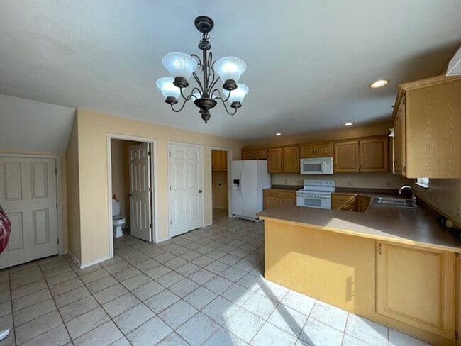 Building Photo - 4 Bedroom Home in SE Springfield!