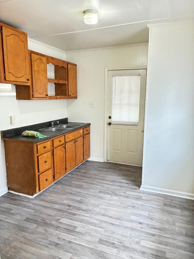 Building Photo - 717 Harper St E