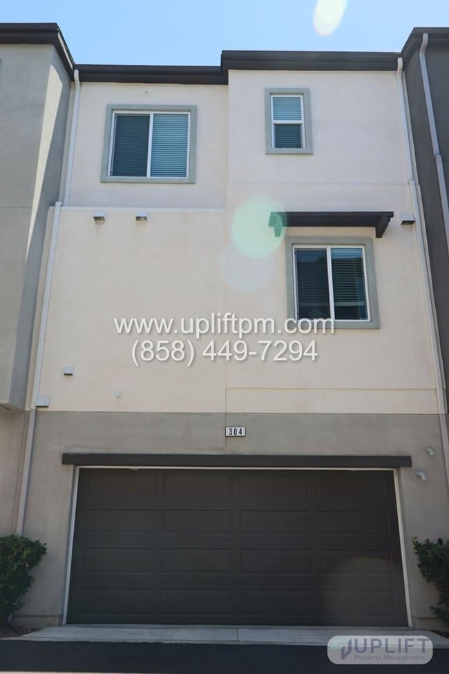 Building Photo - 3 Bedroom, 3.5 bathroom Three story Luxury...