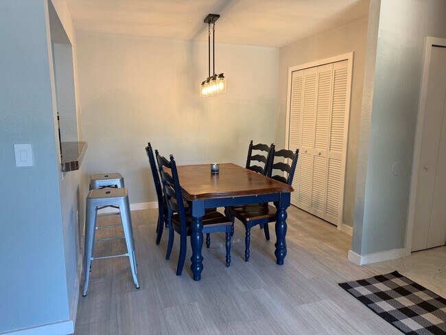 Building Photo - Spacious Furnished 3bd/3ba in Windsor Park! Close to Campus, Surrounded by Nature!