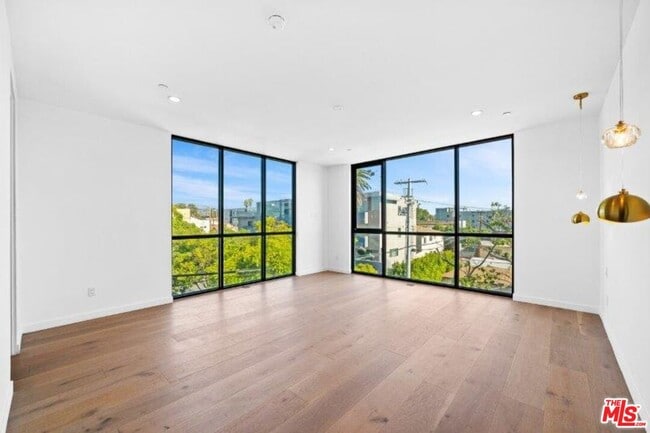 Building Photo - 307 N Wilton Pl