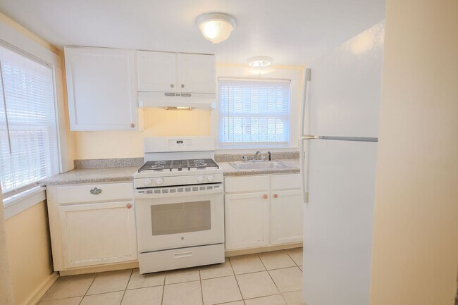 Building Photo - 317 N Santa Rita Ave