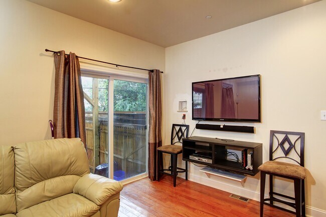 Building Photo - 1708 Fontain St