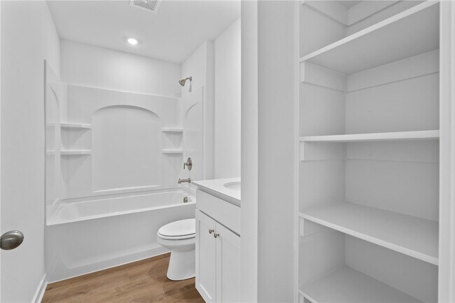 Building Photo - 813 Heeler Ave