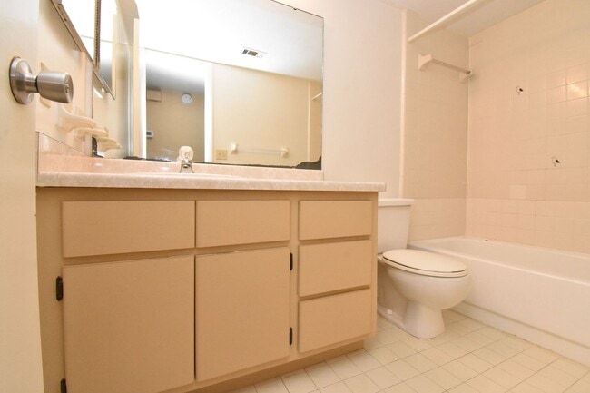 Building Photo - 2/2 Townhome in SW Gainesville - Available NOW!