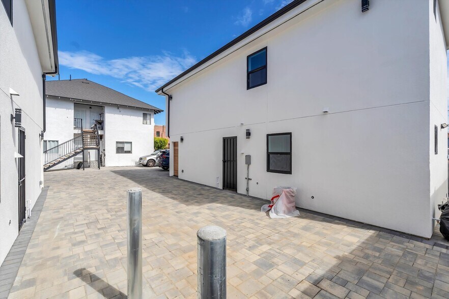 Building Photo - 2114 E 2nd St