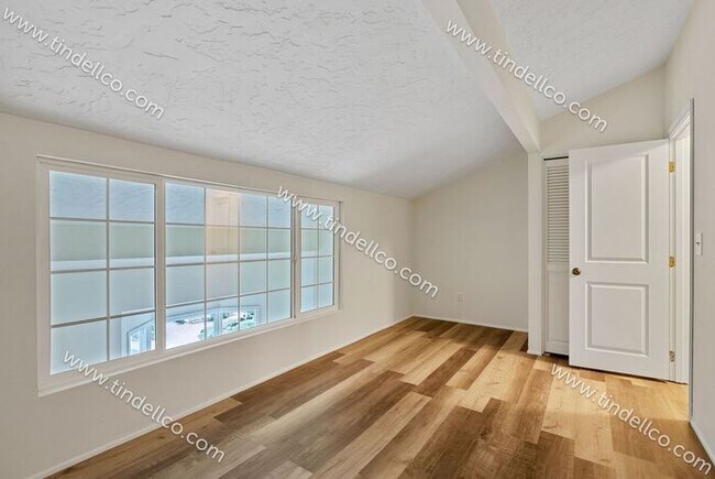 Building Photo - Updated, Spacious 2 Bedroom, Pet Friendly ...