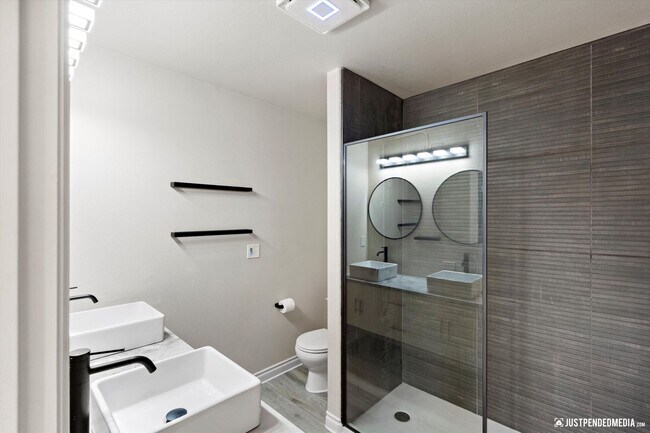 Building Photo - Modern & Stylish Townhome!