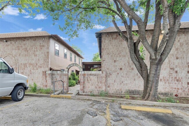 Building Photo - 2314 Greenfield Pkwy