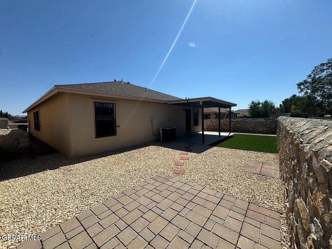 Building Photo - 10041 Paloma Dr