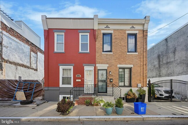 Building Photo - Modern 3-Bedroom Rowhome with Backyard Pat...