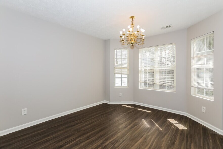 Building Photo - 2286 Strathmoor Manor Dr
