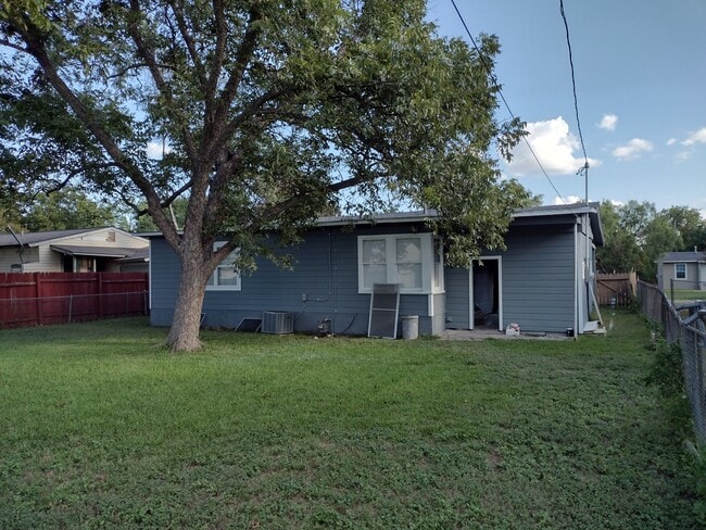Building Photo - 219 Notre Dame Dr