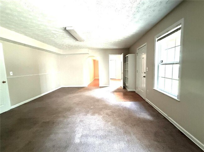 Building Photo - 3683 White Pine Rd