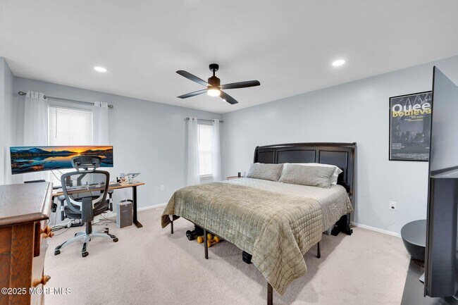 Building Photo - 33 S Pointe Cir