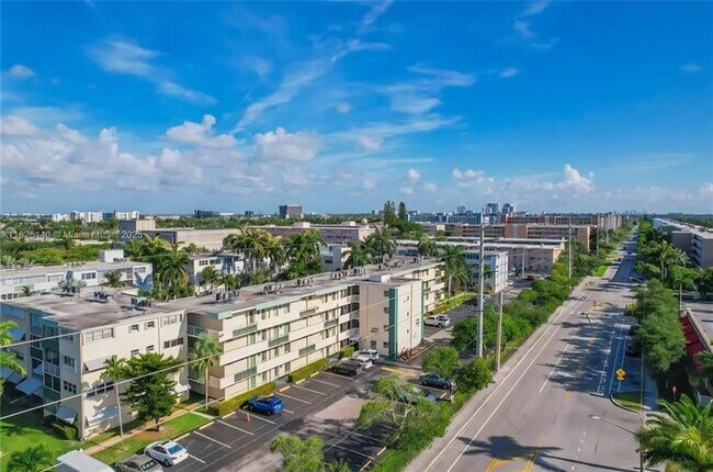 Building Photo - 1333 E Hallandale Beach Blvd