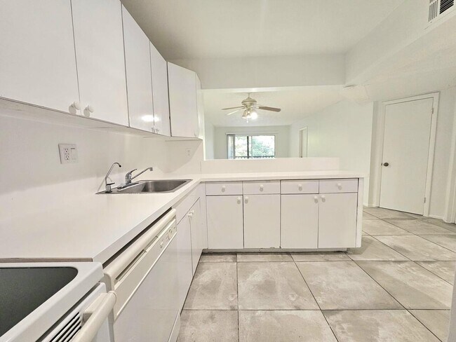 Building Photo - 8000 S Colony Cir