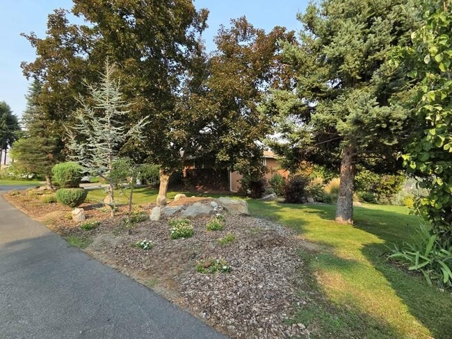 Building Photo - Stunning 4 Bedroom, 3 Bathroom Home, with ...