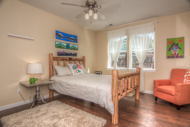 Building Photo - Beautiful 4-Bdr Craftsman with Mt. Views i...