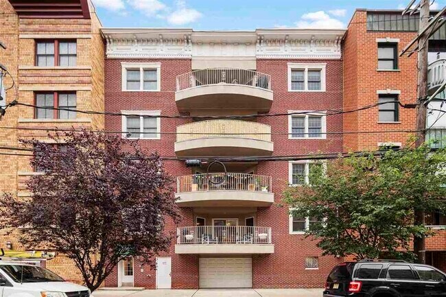Building Photo - 215 Grand St